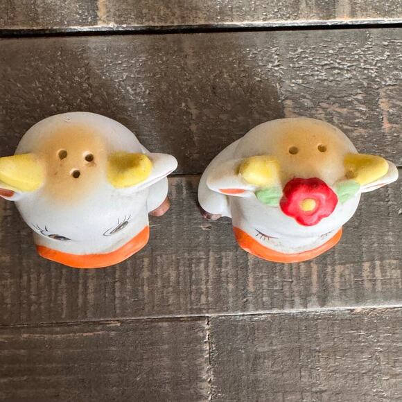 Vintage Hand Painted Bisque Cow Couple Salt & Pepper Shakers - Picture 2 of 7